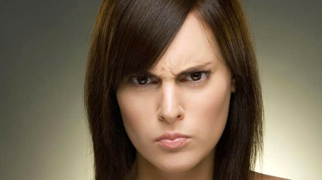 Ироничное лицо. Сердитое женское лицо. Лицо человека. Человеческое лицо. Злое выражение лица.