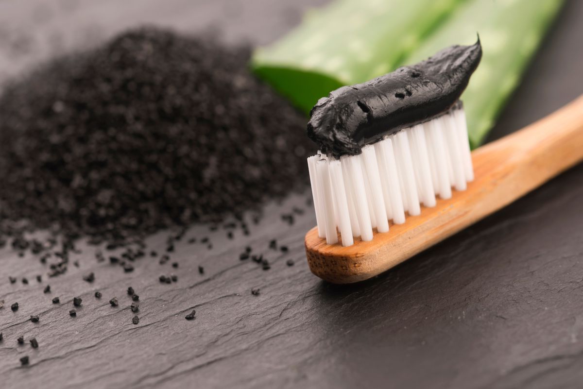 Activated charcoal to whiten teeth