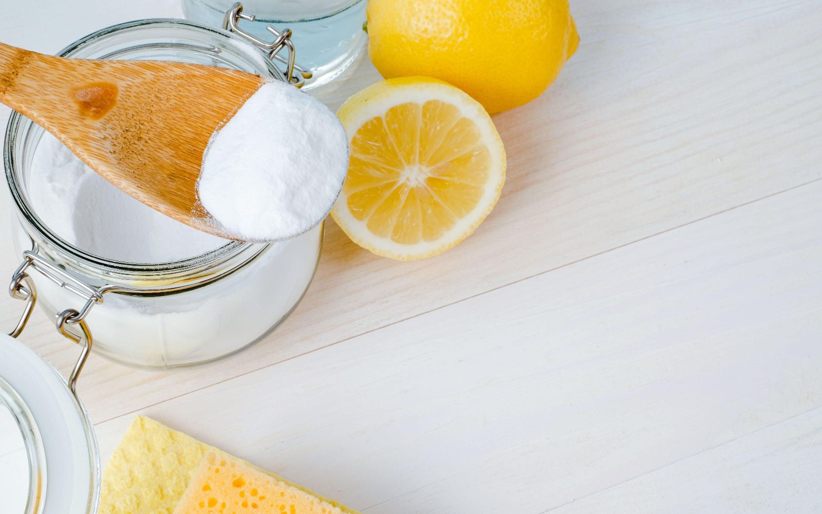 Baking soda and lemon to remove stains from your nails